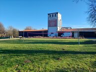 Ein Volleyballfeld ist zu sehen.