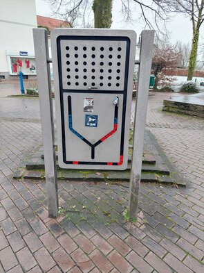 Spielgerät Vier gewinnt ist zu sehen.