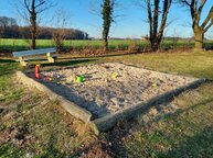 Ein Sandkasten ist zu sehen.