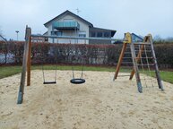 Eine Doppelschaukel ist zu sehen.