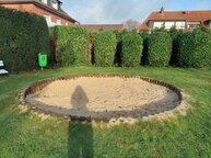 Ein Sandkasten ist zu sehen.