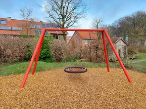 Eine Nestschaukel ist zu sehen.