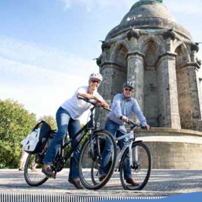 Radfahrer vor dem Kaiser Wilhlem Denkmal sind zu sehen.