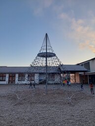 Eine Kletterpyramide ist zu sehen.