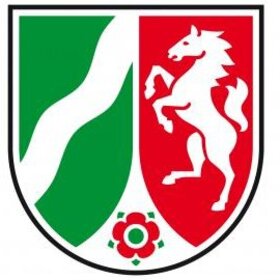 Das NRW Wappen ist zu sehen.
