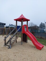 Ein Spielturm ist zu sehen.