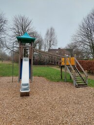 Ein Spielturm ist zu sehen.