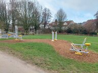 Ein Outdoor Fitnessgeräte ist zu sehen.