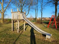 Spielturm mit Rutsche ist zu sehen.