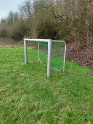 Ein Fußballtor ist zu sehen.