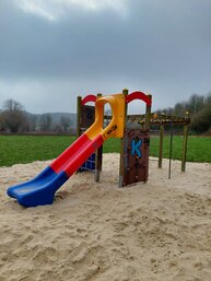 Ein Spielturm ist zu sehen.