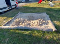 Ein Sandkasten ist zu sehen.