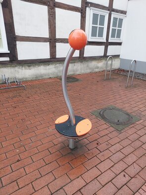 Ein Drehkarusell ist zu sehen.