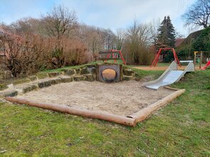 Sandspielbereich ist zu sehen.