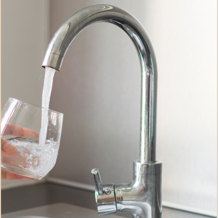Wasserhahn mit Glas Wasserhahn mit Glas