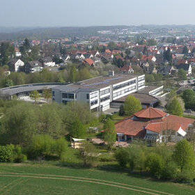 Ein Luftbild von der Gesamtschule ist zu sehen.