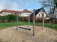 Eine Kletterkombination ist zu sehen.