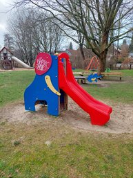 Eine Kleinkinderrutsche ist zu sehen.
