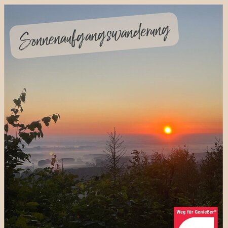 Ein Sonnenaufgang beim Wandern ist zu sehen.