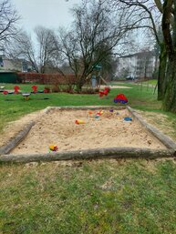 Ein Sandkasten ist zu sehen.
