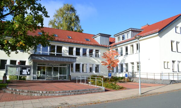 Das Rathaus ist zu sehen.