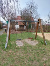 Eine Schaukel ist zu sehen.