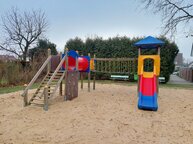 Ein Spielturm ist zu sehen.