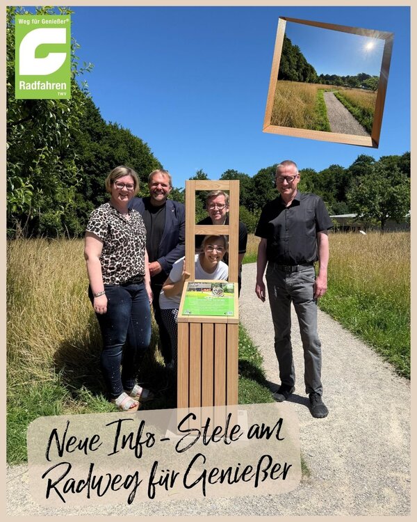 Menschen an einer Stele sind zu sehen.