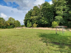 Ein Bolzplatz ist zu sehen.