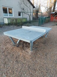 Eine Tischtennisplatt ist zu sehen.