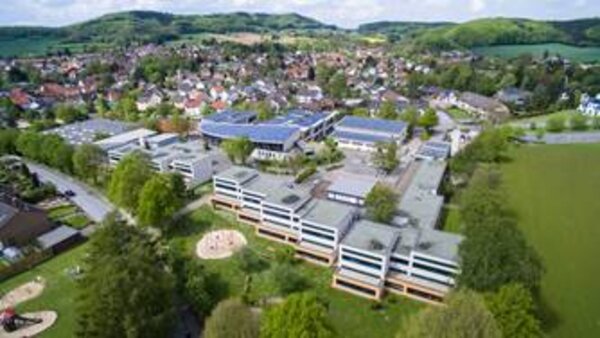 Panoramablick auf die Gesamtschule Borgholzhausen ist zu sehen.
