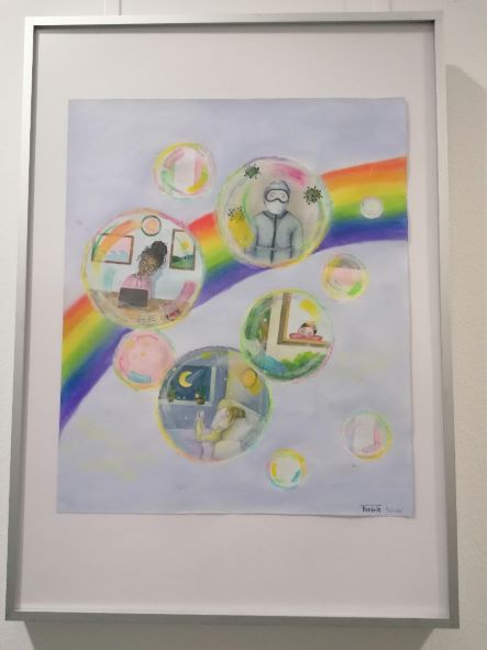 Ein Aquarell mit Ölkreide und Bleistift „Seifenblasen auf dem Regenbogen“ von Beatrice Gonta ist zu sehen.