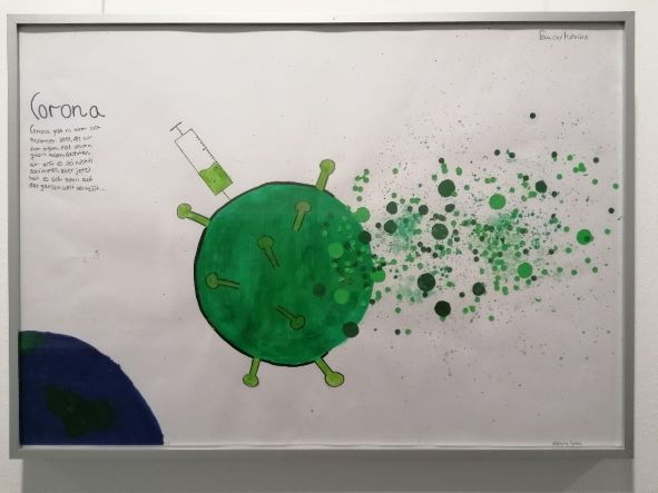 Eine Zeichnung und Collage „Corona als Bedrohung aus dem All“ von Semra Seli und Malvina Meziu ist zu sehen.